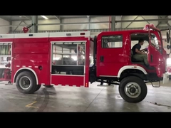 RHD&LHD SINOTRUK HOWO Tanque de agua de color rojo Camión de bomberos de 4000L Capacidad para rociado de carreteras polivalente