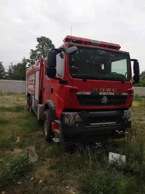 HOWO Tanque de agua Camión de bomberos Forma cuadrada Tamaño personalizado
