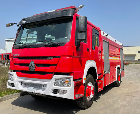 SINOTRUK 228kw Heavy Duty Fire Truck 6 Wheeled Type 8000 Liter Foam Capacity