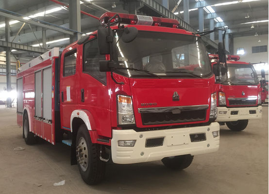 Camión de bomberos forestal de ruedas HOWO 6 pequeño con capacidad de espuma de agua 4000L