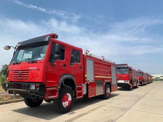 Grúa roja de 6 toneladas, potente y precisa para el manejo de materiales